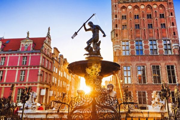 <strong>Poland puts the spotlight on picturesque cities; Warsaw and Krakow at Arabian Travel Market 2023</strong>