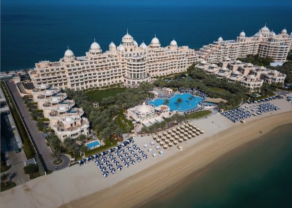 فندق رافلز النخلة دبي يطلق مجموعة من العروض الفاخرة خلال فصل الصيف