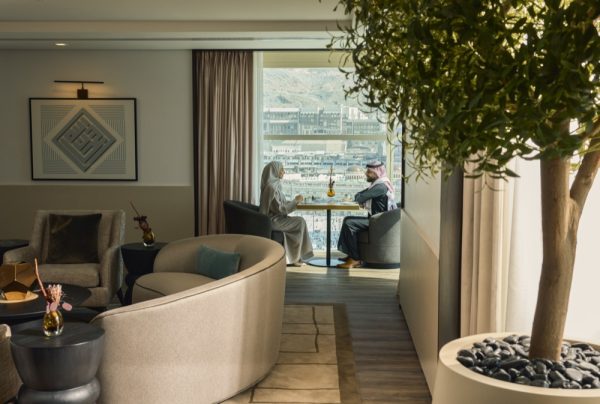 أعلن فندق العنوان جبل عمر مكة، وجهة الضيافة الرائدة في قلب مكة المكرمة، عن تقديم مجموعة من خيارات الإقامة المميزة لزواره. ويتميز الفندق بموقعه