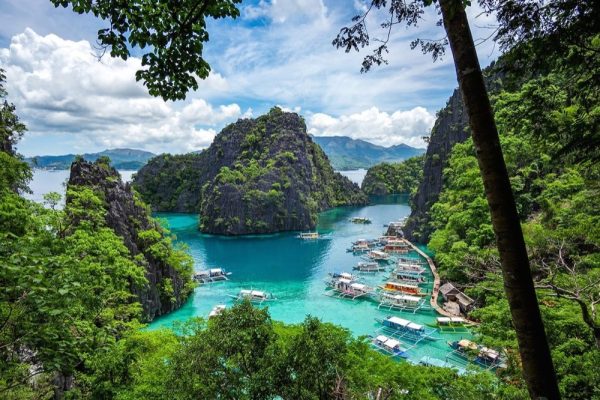 الفلبين عبارة عن أرخبيل من 7641 جزيرة تقع في جنوب شرق آسيا. فهي موطن لمجموعة متنوعة من الثقافات واللغات والمناظر الطبيعية، مما يجعلها وجهة سفر رائعة لأي شخص يبحث عن المغامرة أو الاسترخاء أو الانغماس الثقافي. تقدم السياحة الفلبينية شيئًا للجميع: من المدن الصاخبة مثل مانيلا إلى وجهات الجزر البكر مثل بوراكاي وبالاوان، تفتخر الدولة بثروة من مناطق الجذب الطبيعية والثقافية التي ستجعلك مفتونًا. 